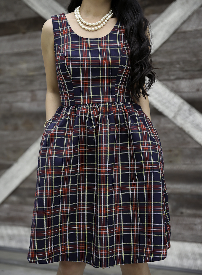 holiday outfit idea plaid dress with pockets 