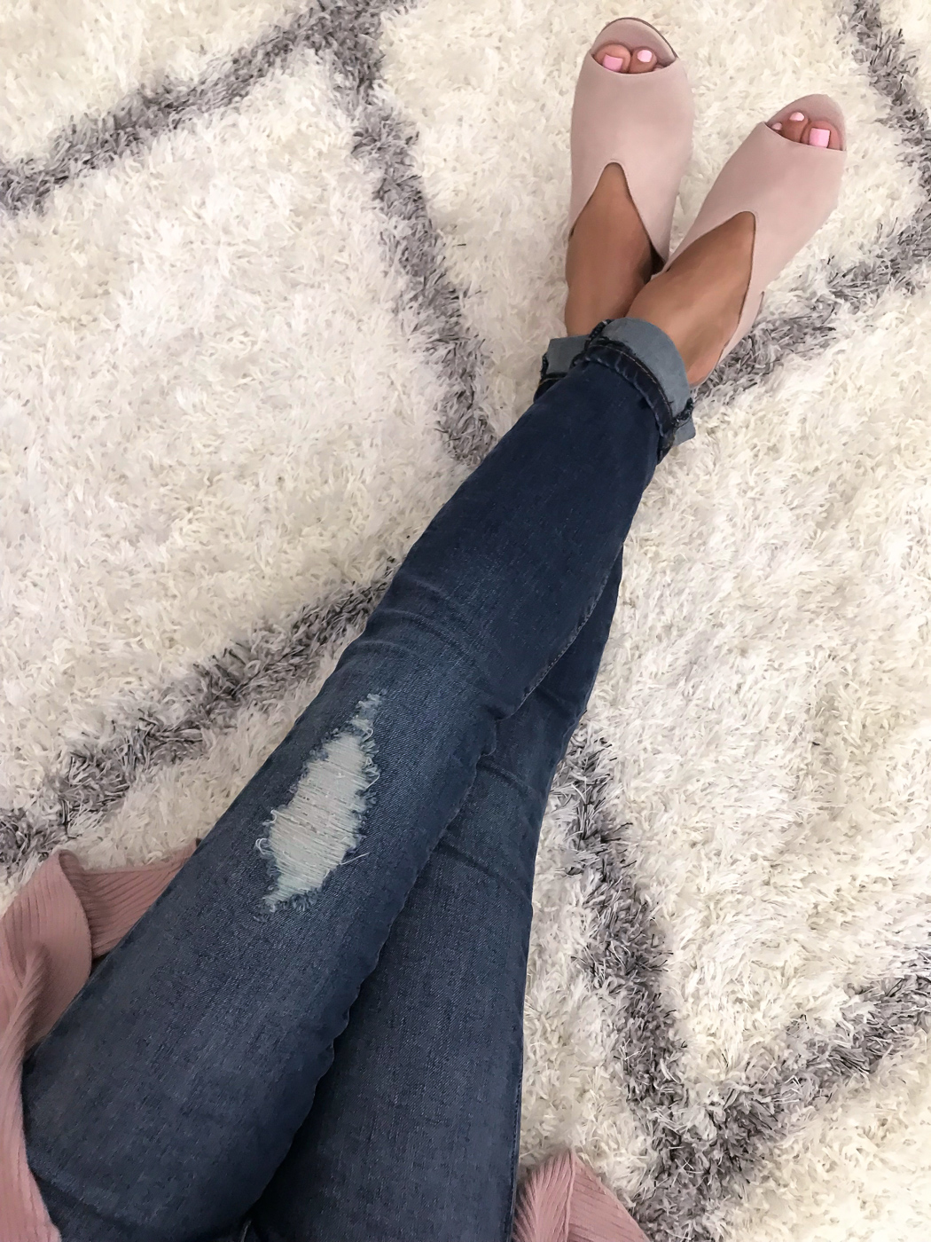 blush mules distressed jeans nuloom rug
