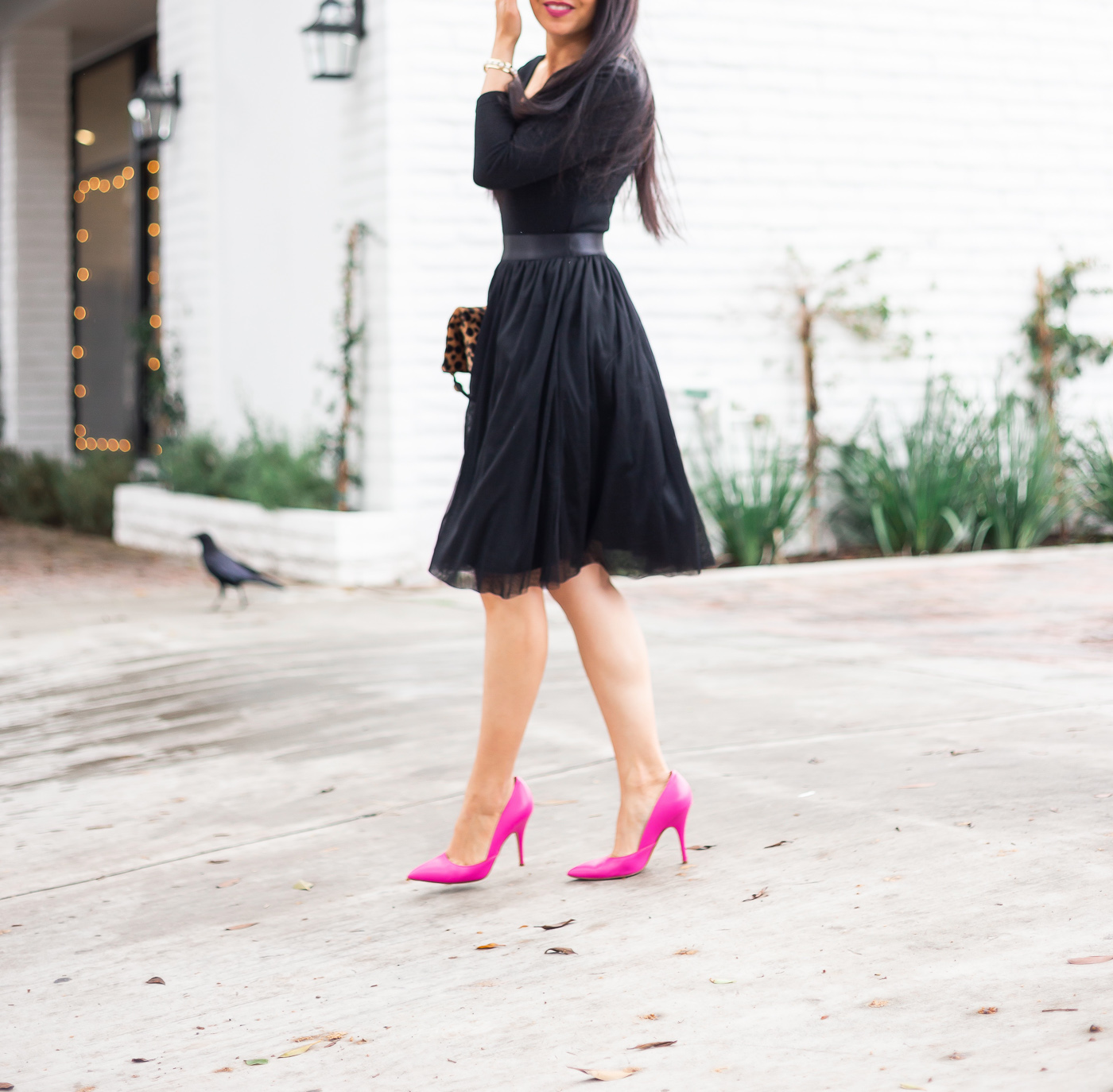 Черное платье с розовыми туфлями