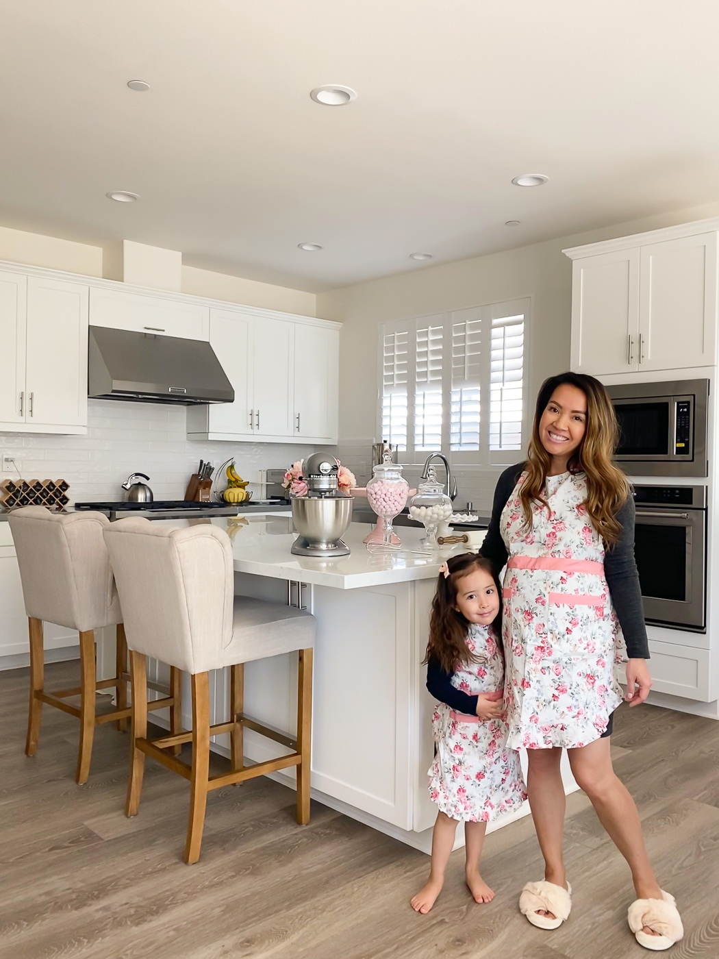 https://stylishpetite.com/wp-content/uploads/2020/04/mommy-and-me-matching-pink-floral-aprons-1-2.jpg